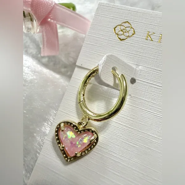 Kendra Scott Ari Heart Gold Huggie Earrings in Dichroic Glass - Image 2