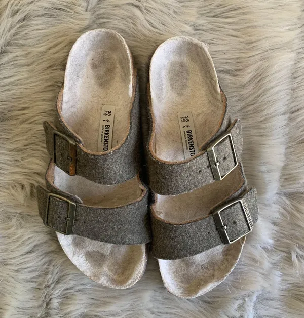 Birkenstock Women’s happy lamb wool Arizona sandals Size 7-7.5 - Image 4