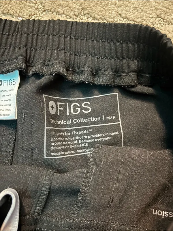 Figs women’s black Kade cargo scrub pant size M/P - Image 2