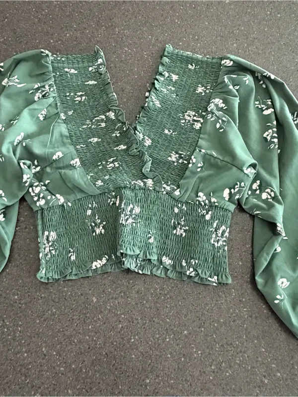 Abercrombie & Fitch NWT Green Floral Smocked V-Neck Long Sleeve Crop Top Blouse - Image 4