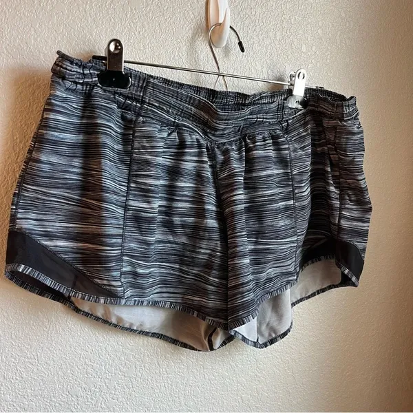 Lululemon Hotty Hot Short II (Long 4") Low Tide Alpine White Black / Black - Image 8