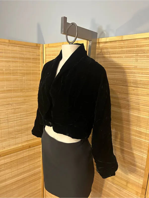 Vintage Black velvet cropped bolero jacket with button closure woman’s small med - Image 2