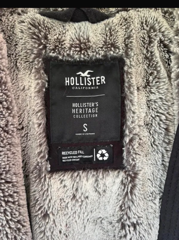 Y2K Hollister Women's Navy Sherpa Lined Winter Jacket missing fur on hood - Image 3
