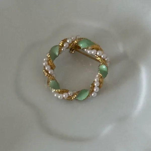 Source Unknown Vintage Gold Tone Wreath Brooch with Faux Pearls and Green Enamel Leaves - Image 2