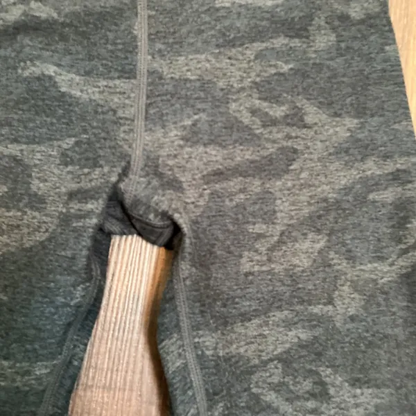 Vuori Clean Elevation Leggings Grey Camo High Rise Zip Pocket XS VW444 Legging - Image 2