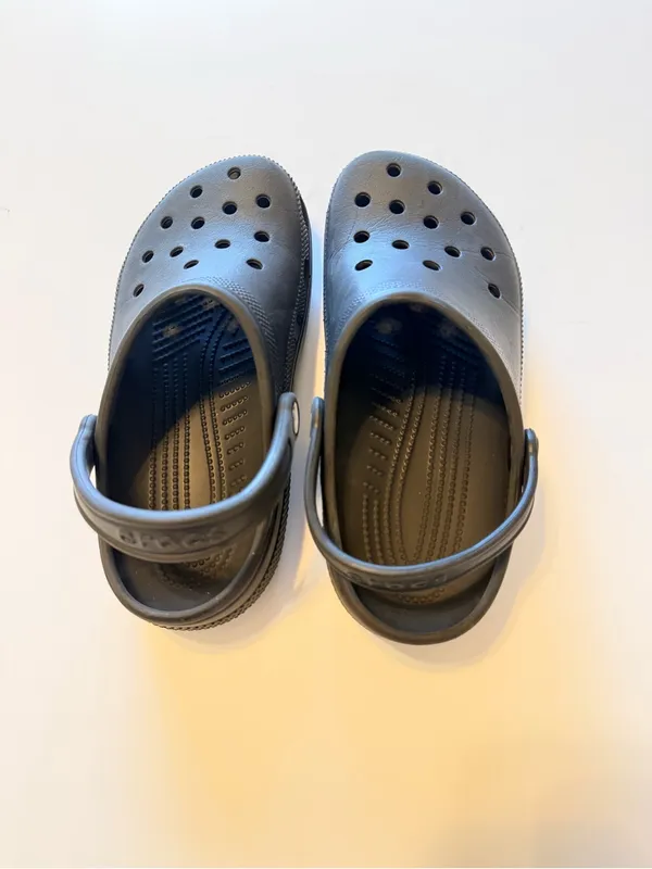 Crocs clogs perforated lightweight black, unisex, size 8 Women's/6 Men's - Image 2