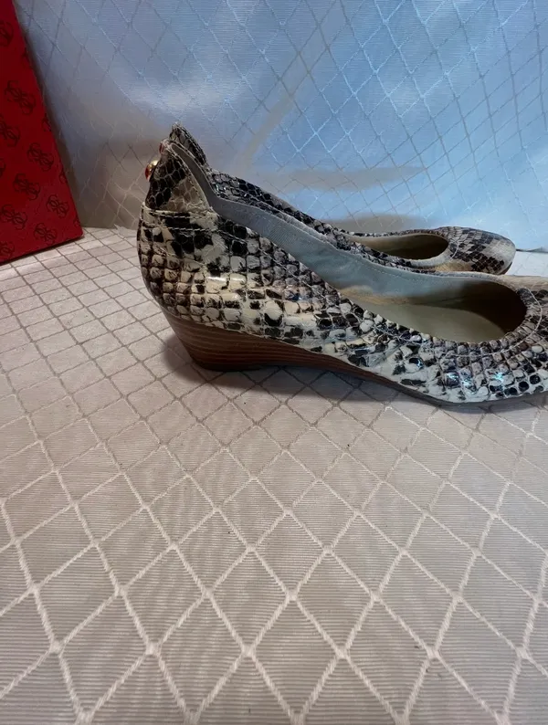 Guess: light natural synthetic print wedge pump size 8m - Image 4
