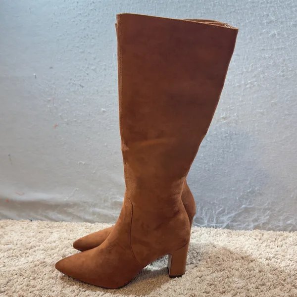 1411 | Modatope‎ VIUGJNEX Cognac Faux Suede Block Heel Pointed Toe Boots 9W - Image 4