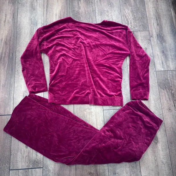 Tommy Bahama Women's Red Velour V-Neck Sweatshirt & Casual Pants Set Size Medium - Image 4