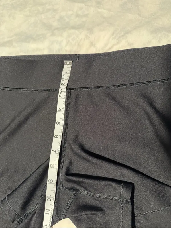 Under Armour Black Women's Athletic compression Shorts size XL - Image 9