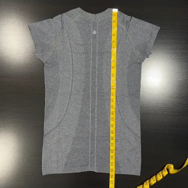 Women’s Lululemon Heathered Slate Swiftly Tech Hip Length Crew Neck Tee Size 6 - Image 6
