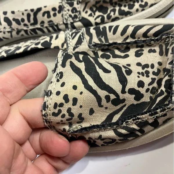 Sanuk Shorty leppatyga animal print slip on loafers‎ women’s size 10 cream black - Image 4
