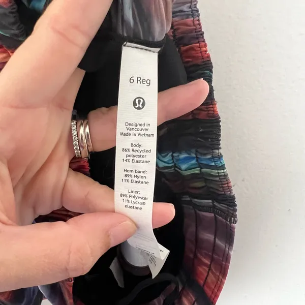 LULULEMON- Hotty Hot Short II 2.5" Chroma Fusion Multi Size 6 - Image 5