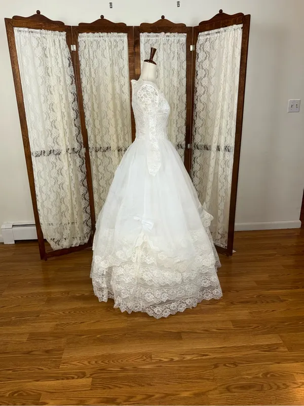Fabulous Vintage 1950s Tiered Cupcake Lace Wedding Gown - Image 4