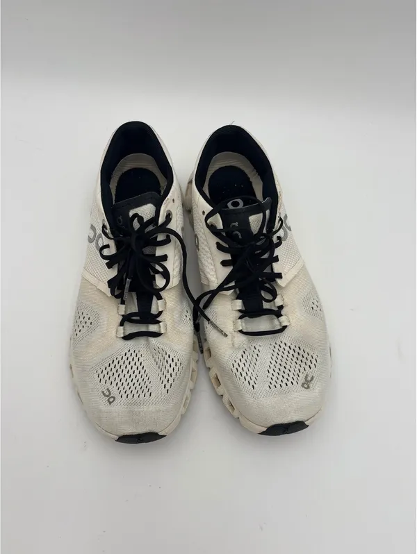 On Cloud Woman’s Size 8.5 Running Shoes - Excellent Condition-Running Or Casual - Image 4