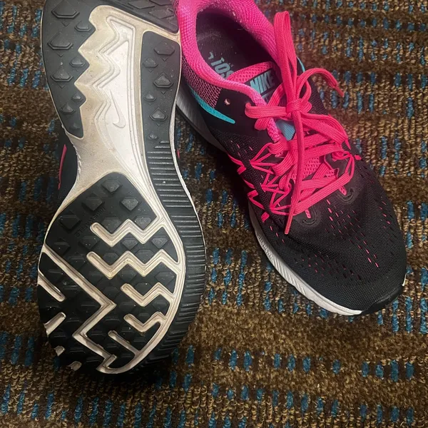 Nike Women's Black and Pink Athletic Shoes - Image 4
