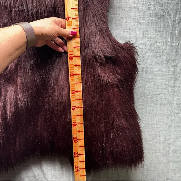 Express Women's Plum Faux Fur Vest Large Burgundy Purple Boho Glam Shaggy Winter - Image 9