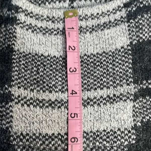 Long cape vest single snap closure dual pocket plaid vent back soft knit sweater - Image 7