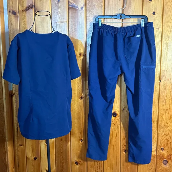 Figs Technical Collection in Deep Blue Nurse scrubs size large 2 piece set - Image 9