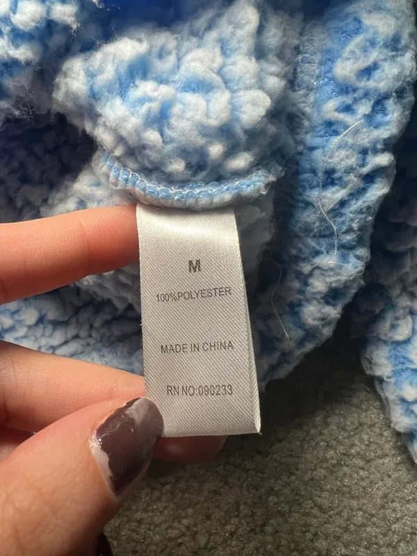 Simone Sherpa Fuzzy Henley Cropped Sweatshirt in White and Blue Size Medium - Image 5