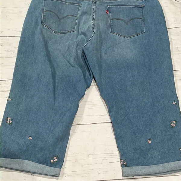 Levis Strauss blue denim cropped jeans - Image 8