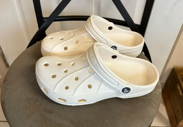 Crocs M6,W8 White Croc Clogs - Image 4