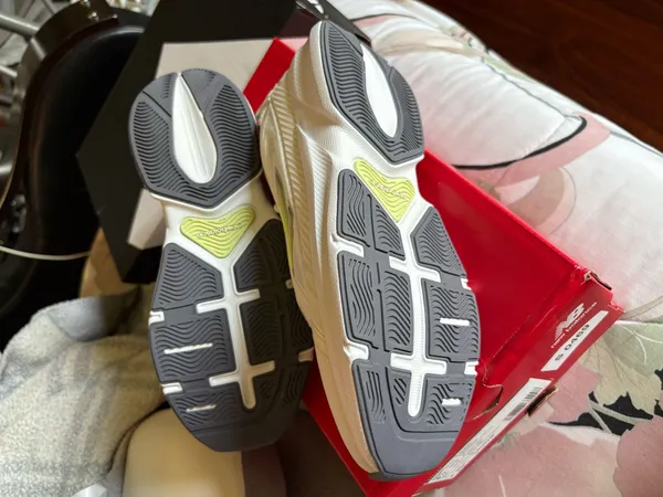 New Balance Sneakers Women’s 8.5 - Image 5