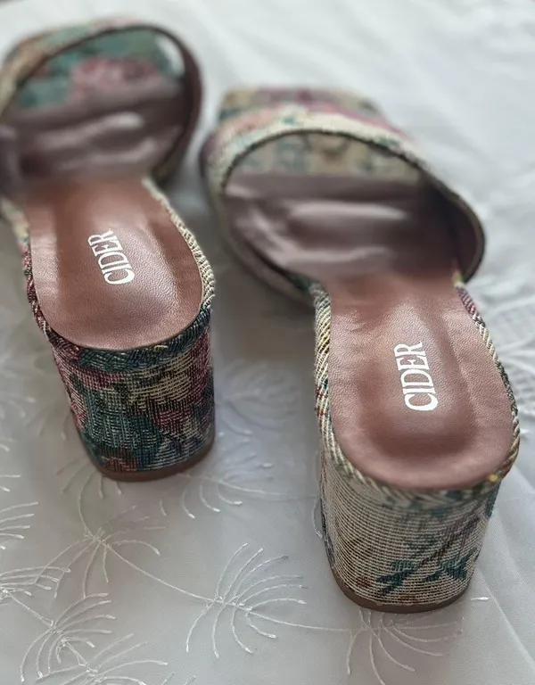 Vintage Canvas Heels  - Image 4