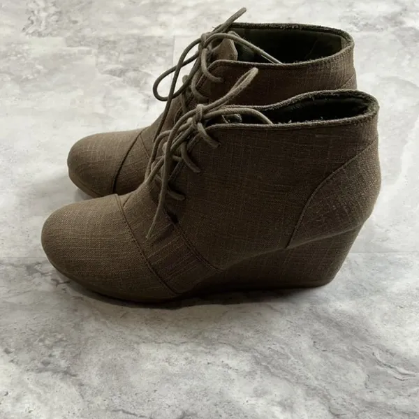 City Classified Women's Wedge‎ Heel Ankle Boot Olive size 9 - Image 2
