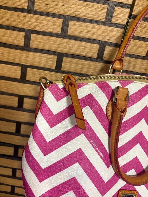 Dooney & Bourke pink and white Chevron satchel - Image 7
