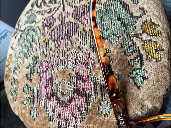 •Woman’s Oscar de la Renta tortoiseshell sunglasses• - Image 3