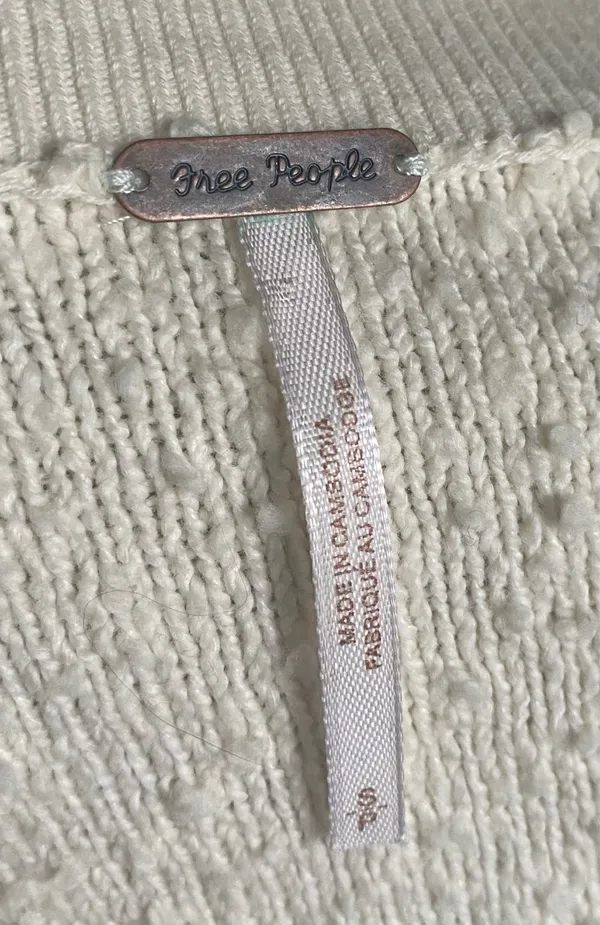 FREE PEOPLE-CREAM COLOR OVERSIZED SWEATSHIRT-WOMENS SIZE SMALL Chic and cozy textured sweatshirt, long sleeves, oversized, 91% cotton and 9% nylon, excellent condition Measurements: Bust: armpit to armpit 27 inches Length: shoulder seam to bottom 24 inches - Image 6