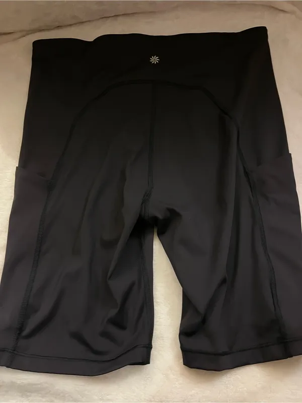 Athleta Ultimate Stash Pocket Shorts in black size large - Image 4