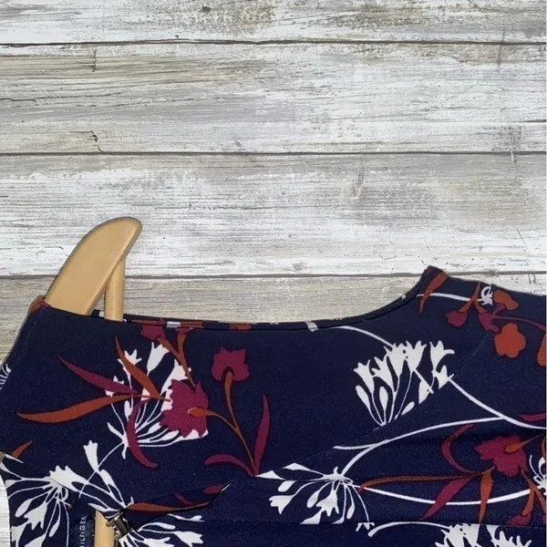 Tommy Hilfiger Navy Floral Sleeveless Blouse •Small - Image 2