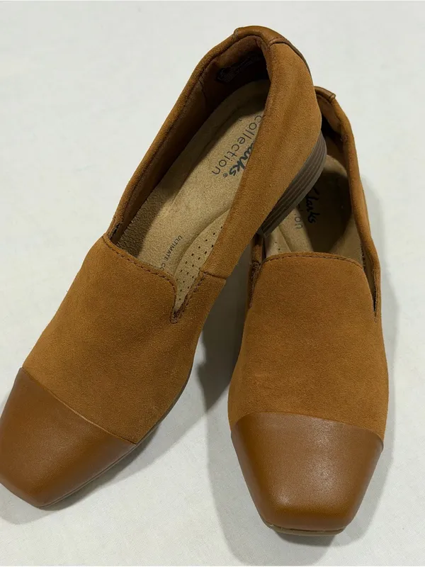 Clarks Women's Two-Tone Tan Suede & Leather Slip-On Flats Sz 8 NWOB - Image 2