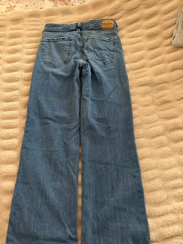 Hollister Low-Rise Baggy Jeans - Image 3