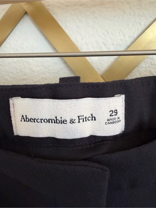 Abercrombie & Fitch Sloane Black High-Waist Tailored Shorts - Image 4