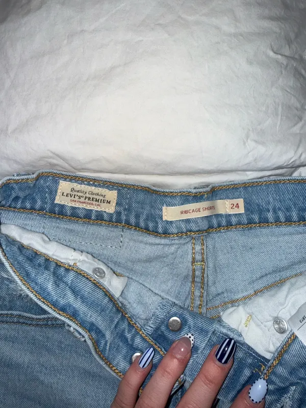 Levi’s Ribcage Shorts - Image 4