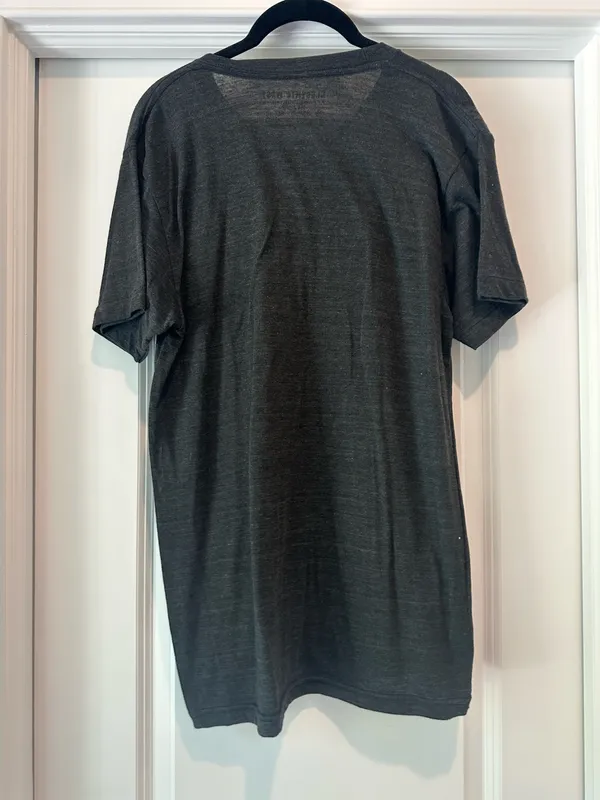 ‘Beer Drinking Babe’ Graphic Tee Gray Size M - Image 3