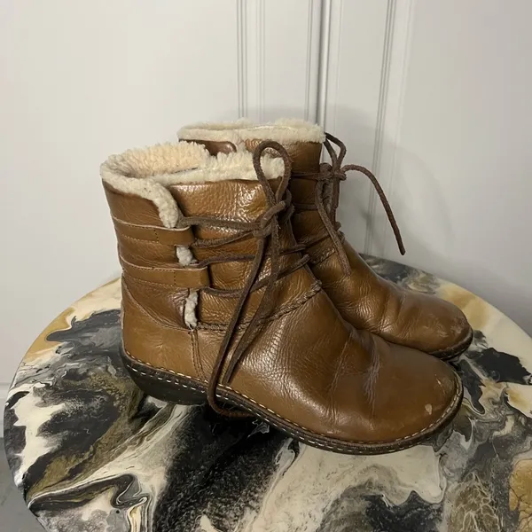 UGG Caspia 1932 Lace Up Shearling Lined Leather Boot - Image 3