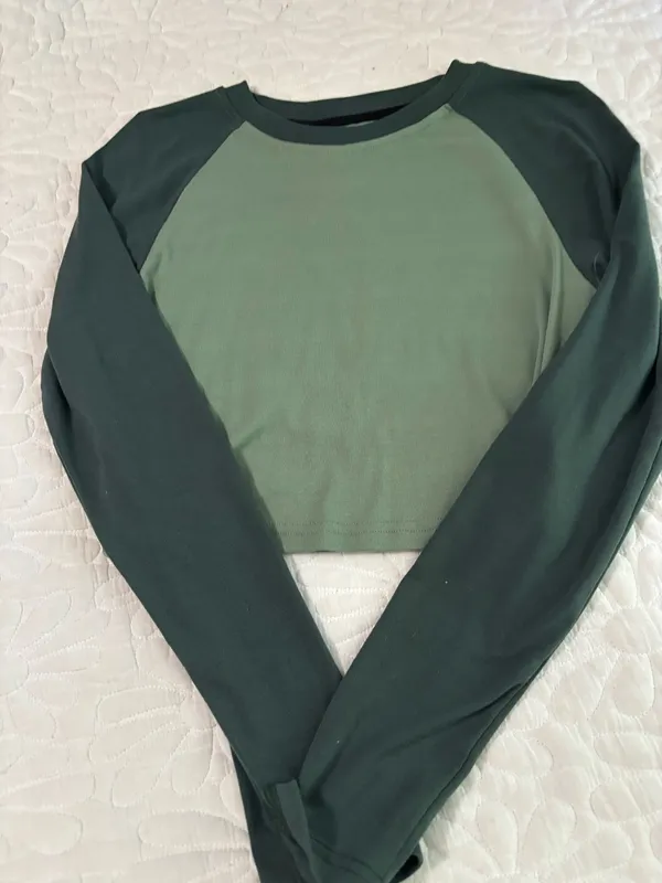 Cropped long sleeve green color block top - Image 3