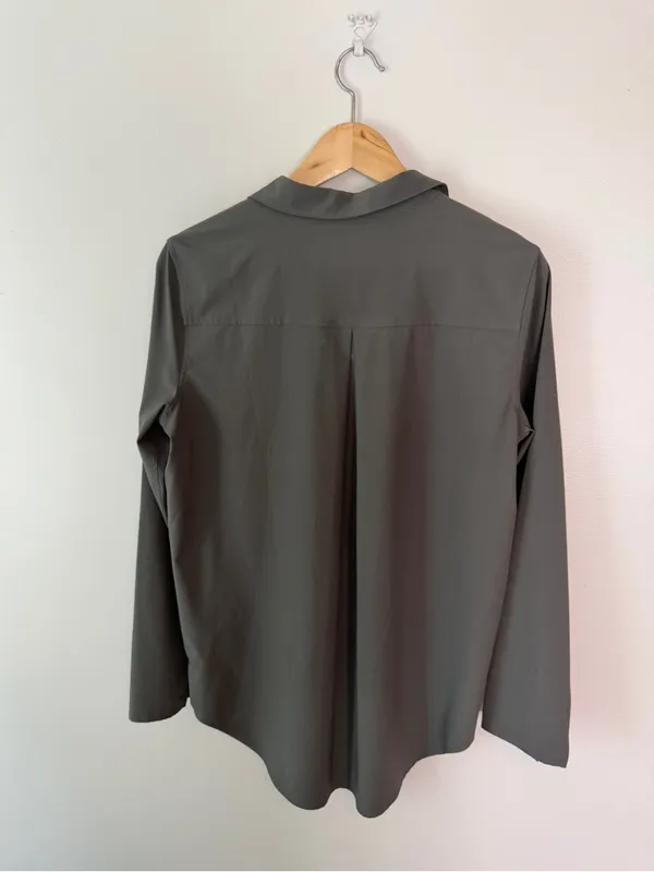 Quince Performance Tech Button-Down Long Sleeve Blouse Loose Fit Small Grey - Image 3