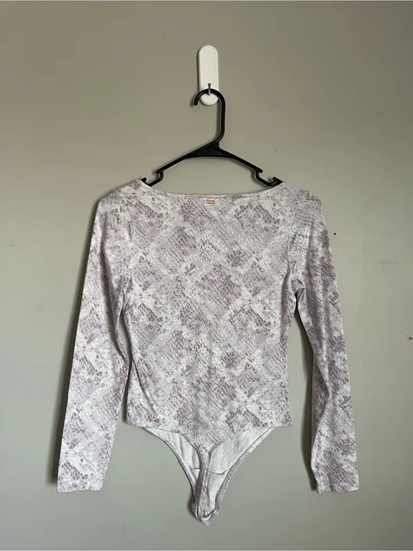 PINK VS | Light Lavender Snake-Print Long-Sleeve V-Neck Bodysuit Sz XS - Image 3