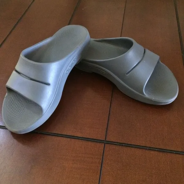 Oofos ooah gray comfort slide size 7 - Image 2