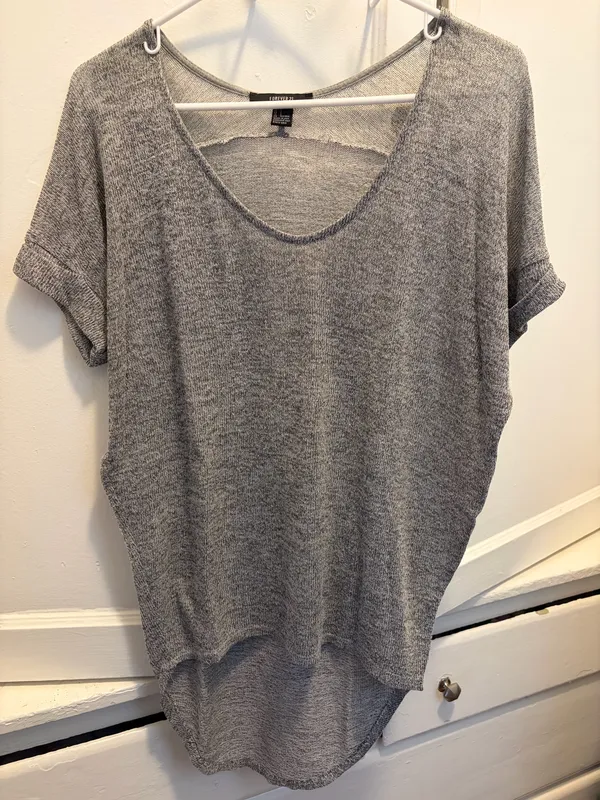 Forever 21 Heather Gray Short Sleeve Hi-Low Top Size Small - Image 6