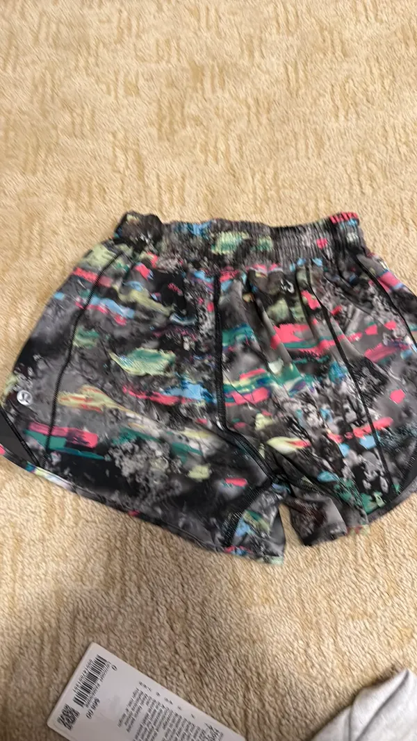 Lululemon Hot Shorts 4" High-Rise - Image 3