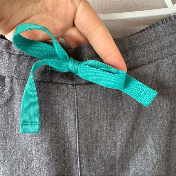 Figs Women’s Yola Skinny Scrub Pants‎ in Graphite Gray Size Small - Image 7