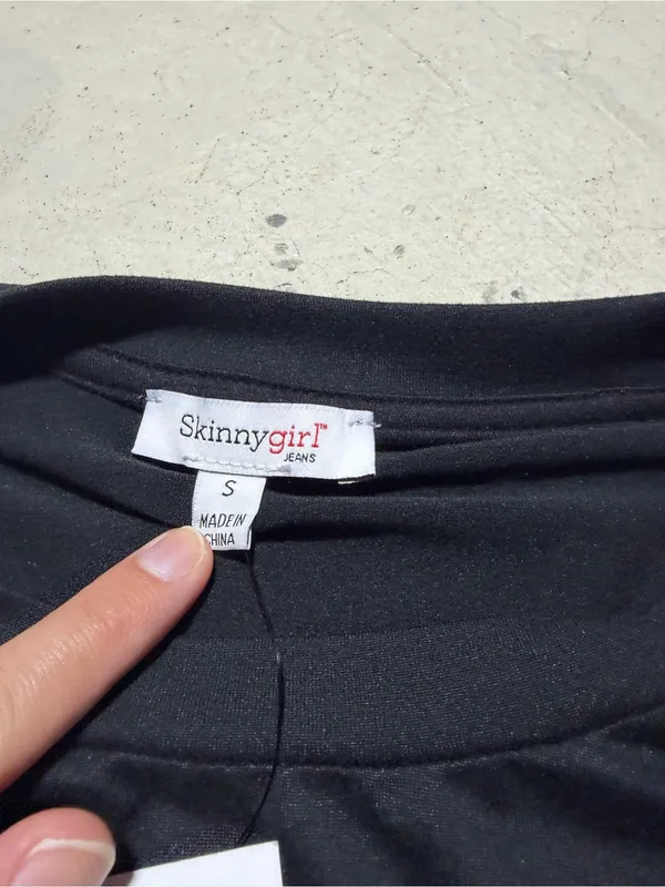 Skinnygirl NWT Black Shoulderpad top small - Image 4