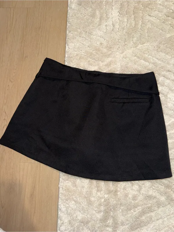 SHEIN Black Women's Skort with Slim Belt Detail - Image 4