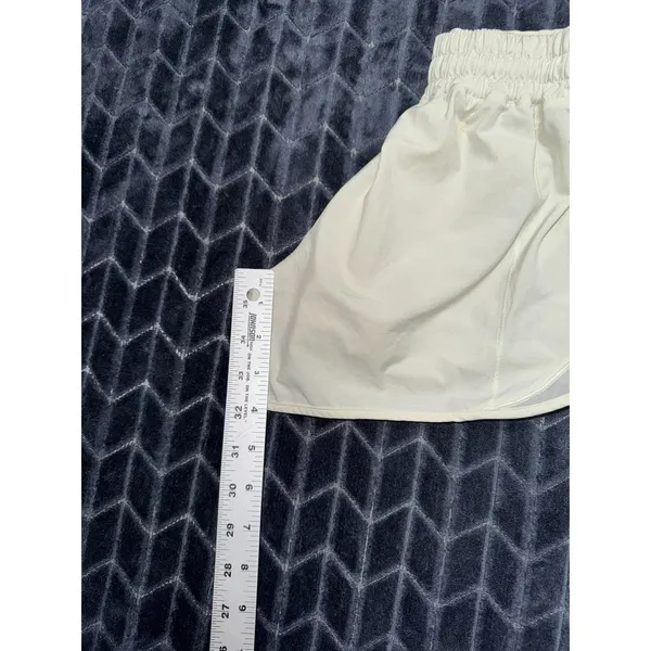 Lululemon Women Hotty Hot Low Rise UnLined Short Light Green Sz 4 - Image 7